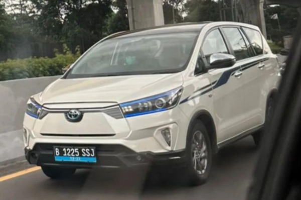 Toyota Innova EV lăn bánh trên đường phố Indonesia