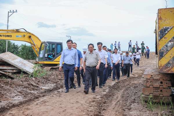 Thủ tướng kiểm tra công trường, chỉ đạo thông tuyến 2 dự án cao tốc tại ĐBSCL vào 19/12/2025- Ảnh 8. Thủ tướng kiểm tra công trường, chỉ đạo thông tuyến 2 dự án cao tốc tại ĐBSCL vào 19/12/2025- Ảnh 8.