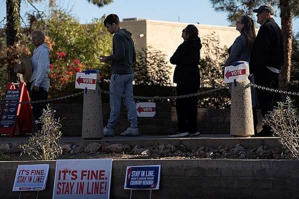 Người dân xếp hàng bỏ phiếu tại bang Arizona. Ảnh: Reuters