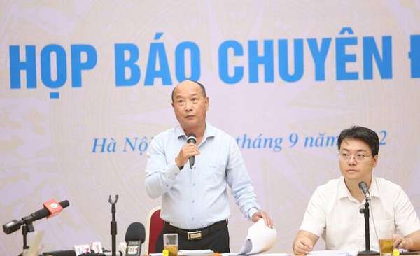 Ông Nguyễn Quang Huyền - Phó Cục trưởng Cục Quản lý, Giám sát bảo hiểm (bên trái) trao đổi tại buổi họp báo. Ảnh: Thời báo Tài chính.