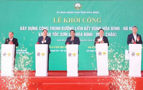 Thủ tướng Phạm Minh Chính và các đại biểu thực hiện nghi thức khởi công đường liên kết vùng Hòa Bình - Hà Nội và cao tốc Sơn La (Hòa Bình - Mộc Châu) - Ảnh: VGP