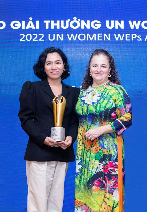 Trưởng Đại diện UN Women - Bà Elisa Fernandez Saenz trao giải thưởng cho Đại diện VPS – Bà Trần Thu Thủy