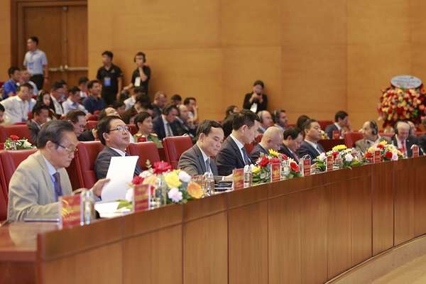 Phó Thủ tướng Trần Lưu Quang (thứ 3 từ trái qua) dự Hội nghị xúc tiến đầu tư tỉnh Bình Định