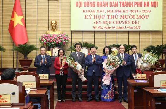 Bà Vũ Thu Hà (áo dài ) được bầu làm Phó Chủ tịch UBND TP Hà Nội
