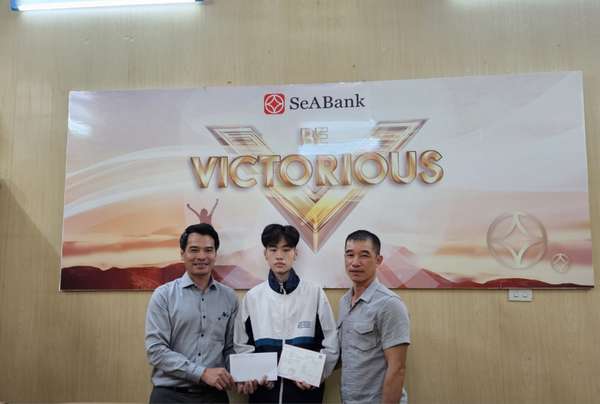 Em Nguyễn Trân Ngọc Vũ cùng bố vui mừng đón nhận Học bổng Khởi nghiệp (HBKN) do Quỹ Ươm mầm Ước mơ của Ngân hàng SeABank trao tặng