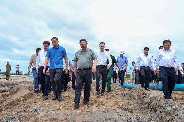 Thủ tướng kiểm tra công trường, chỉ đạo thông tuyến 2 dự án cao tốc tại ĐBSCL vào 19/12/2025- Ảnh 4. Thủ tướng kiểm tra công trường, chỉ đạo thông tuyến 2 dự án cao tốc tại ĐBSCL vào 19/12/2025- Ảnh 4.