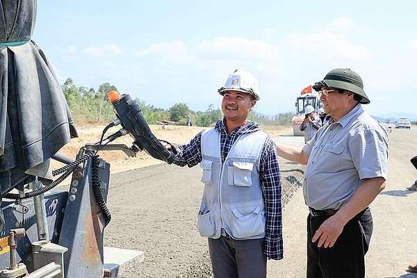 Thủ tướng biểu dương Ban Quản lý dự án, các nhà thầu đã chủ động, tích cực triển khai dự án, ngày càng có thêm kinh nghiệm từ các dự án trước - Ảnh: VGP/Nhật Bắc