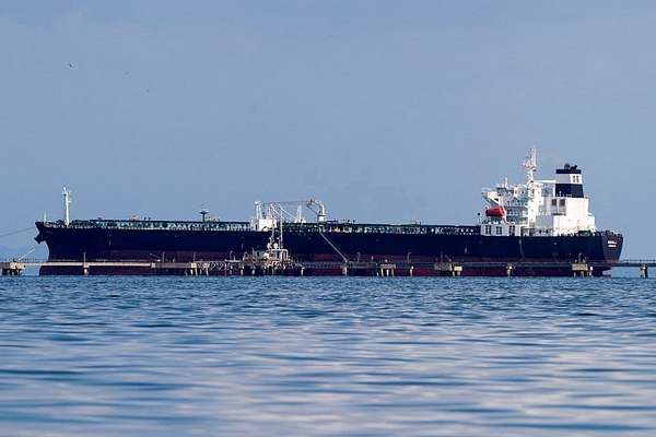 Tàu chở dầu Kerala được nạp tại cảng dầu Bajo Grande, Hồ Maracaibo, Venezuela (ảnh: Reuters)