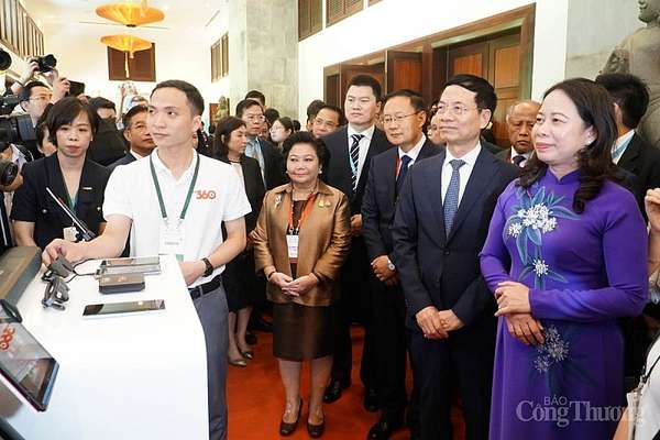 Phó Chủ tịch nước Võ Thị Ánh Xuân tham quan các gian hàng triển lãm trong khuôn khổ Hội nghị