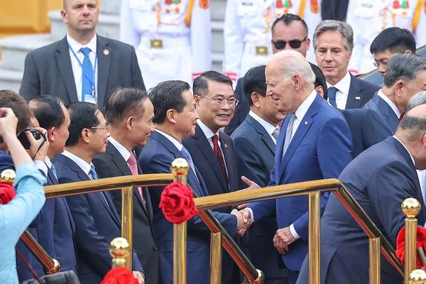Các đồng chí lãnh đạo chào đón Tổng thống Joe Biden. Ảnh VGP/Nhật Bắc