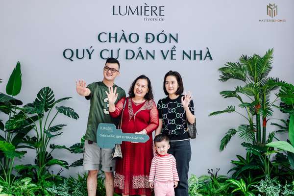 Cư dân chụp ảnh lưu niệm