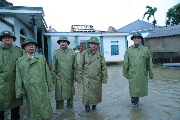 Phó Thủ tướng Trần Hồng Hà kiểm tra công tác giúp nhân dân khắc phục hậu quả bão số 5 tại Hà Tĩnh- Ảnh 1. Phó Thủ tướng Trần Hồng Hà kiểm tra công tác giúp nhân dân khắc phục hậu quả bão số 5 tại Hà Tĩnh- Ảnh 1.