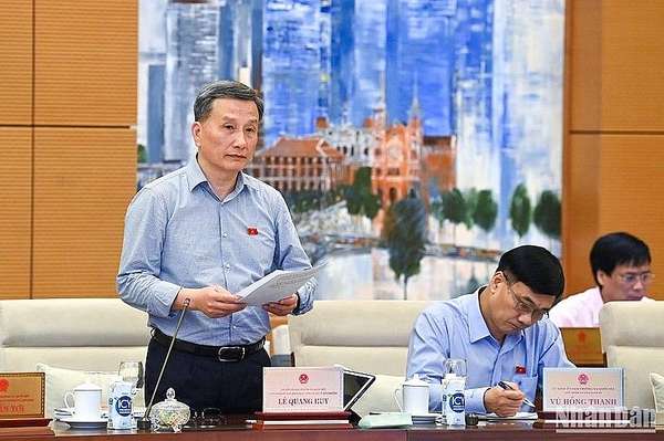 Chủ nhiệm Ủy ban Khoa học, Công nghệ và Môi trường Lê Quang Huy trình bày báo cáo giải trình, tiếp thu, chỉnh lý dự án Luật Viễn thông (sửa đổi). (Ảnh: DUY LINH)