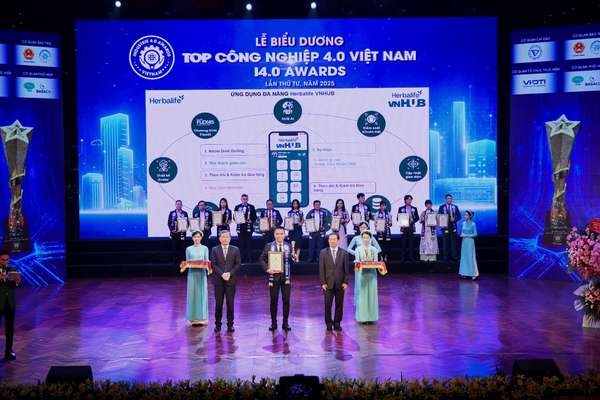 Ảnh: Ông Nguyễn Thành Đạt – Giám Đốc Truyền Thông Cấp Cao Herbalife Việt Nam, Campuchia & Thái Lan tại lễ trao giải Top Công Nghiệp 4.0 năm 2025