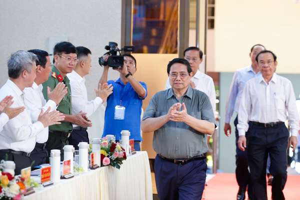Thủ tướng: Thần tốc, táo bạo xây dựng Côn Đảo sáng, xanh, sạch, đẹp, hiện đại, tầm cỡ quốc tế và bảo đảm an ninh quốc phòng- Ảnh 1. Thủ tướng: Thần tốc, táo bạo xây dựng Côn Đảo sáng, xanh, sạch, đẹp, hiện đại, tầm cỡ quốc tế và bảo đảm an ninh quốc phòng- Ảnh 1.