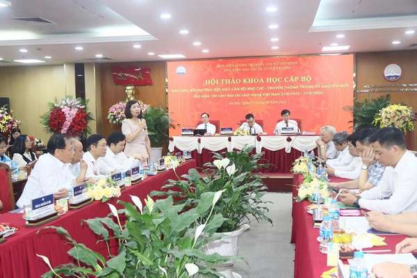 Hội thảo đã góp phần cung cấp thêm cơ sở khoa học và thực tiễn cho việc hoạch định chính sách đào tạo nhân lực báo chí-truyền thông, đồng thời mở ra các hướng tiếp cận mới phù hợp với yêu cầu của thời đại. (Ảnh: THÚY HẰNG) baochitt1.jpg