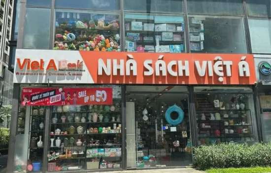 Nhiều hàng hoá không tem nhãn phụ tại 2 nhà sách lớn ở Hà Nội