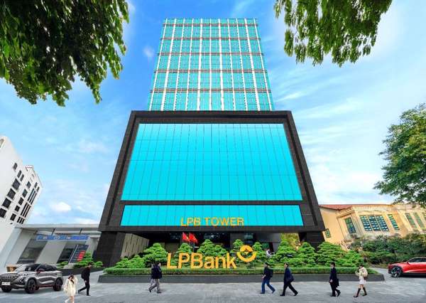 Trụ sở Ngân hàng TMCP Lộc Phát Việt Nam (LPBank) tại 17 phố Tông Đản, Hoàn Kiếm, Hà Nội.