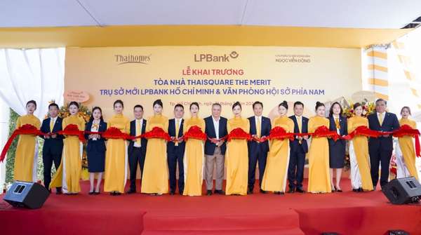 Đại diện Thaihomes, Ngân hàng Nhà nước chi nhánh TPHCM, lãnh đạo LPBank cắt băng khánh thành tại sự kiện khai trương