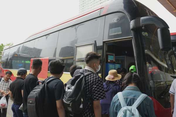 Bến xe Hà Nội chật kín phương tiện đưa người dân về Hà Nội: Người dân chen chân xếp hàng đón xe về quê nghỉ lễ 30/4