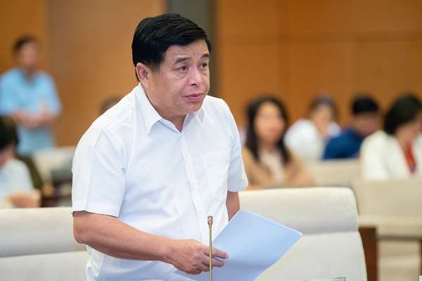 Bộ trưởng Bộ Kế hoạch & Đầu tư Nguyễn Chí Dũng trình bày Báo cáo của Chính phủ về thực hiện Nghị quyết 43