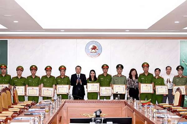 Thứ trưởng Nguyễn Đức Chi trao tặng Bằng khen của Bộ trưởng Bộ Tài chính cho 3 tập thể và 19 cá nhân thuộc Bộ Công An