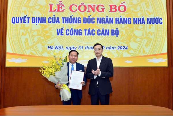 Phó Thống đốc Phạm Quang Dũng (bên phải) trao Quyết định cho ông Lại Hữu Phước.