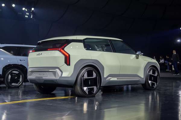 Kia hé lộ 2 mẫu xe concept điện mới: EV3 và EV4