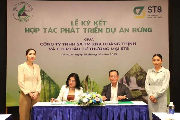 Bà Nguyễn Thị Thu Trang - Giám đốc Công ty TNHH Sản xuất - thương mại - XNK Hoàng Thịnh và Ông Hans Nguyen - Chủ tịch HĐQT Công ty ST8 tại lễ ký kết