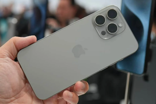 Giá iPhone 15 Pro Max ưu đãi cực hấp dẫn: "Lên đời" dế yêu chẳng lăn tăn