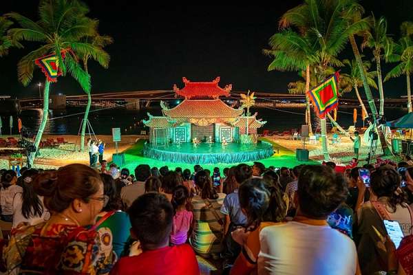 Show Rối Việt tại Thị trấn Hoàng Hôn, Phú Quốc thu hút khách quốc tế - Ảnh: Minh Tú