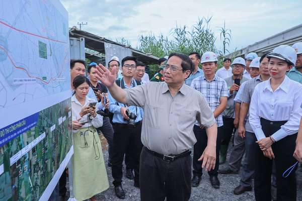 Thủ tướng kiểm tra công trường, chỉ đạo thông tuyến 2 dự án cao tốc tại ĐBSCL vào 19/12/2025- Ảnh 6. Thủ tướng kiểm tra công trường, chỉ đạo thông tuyến 2 dự án cao tốc tại ĐBSCL vào 19/12/2025- Ảnh 6.
