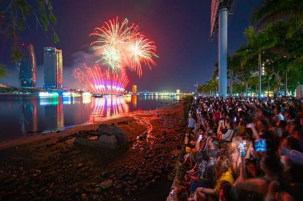 Người dân và du khách đứng kín hai bên bờ sông để chiêm ngưỡng pháo hoa đêm chung kết DIFF 2023