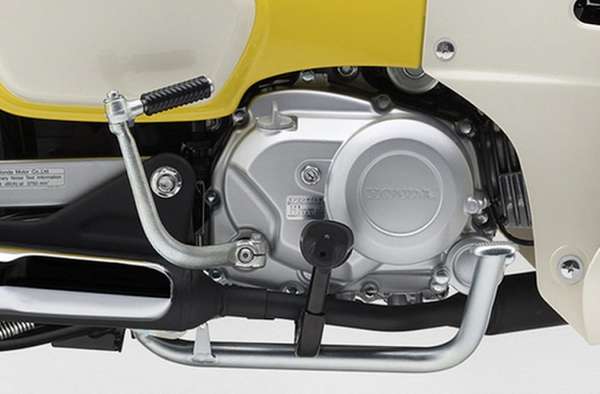 Honda Super Cub 110 2022 được nhà sản xuất trang bị phanh đĩa trước và hệ thống phanh ABS