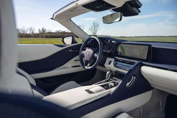 Lexus LC 2024 gây ấn tượng với thiết kế cabin lạ mắt