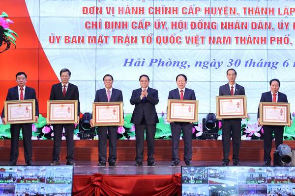 Thủ tướng: Hải Phòng (mới) gương mẫu, đi đầu xây dựng thành phố XHCN trong kỷ nguyên mới- Ảnh 9. Thủ tướng: Hải Phòng (mới) gương mẫu, đi đầu xây dựng thành phố XHCN trong kỷ nguyên mới- Ảnh 9.