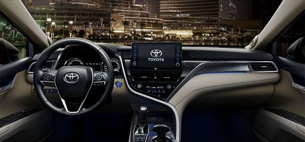Giá xe Toyota Camry mới nhất tháng 2/2023: Mức giá hấp dẫn, đủ để vượt mặt các đối thủ
