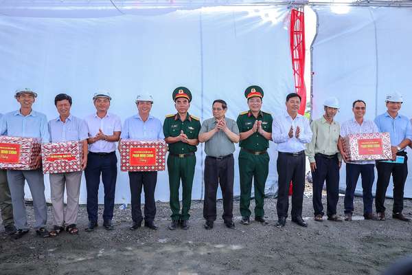 Thủ tướng kiểm tra công trường, chỉ đạo thông tuyến 2 dự án cao tốc tại ĐBSCL vào 19/12/2025- Ảnh 2. Thủ tướng kiểm tra công trường, chỉ đạo thông tuyến 2 dự án cao tốc tại ĐBSCL vào 19/12/2025- Ảnh 2.