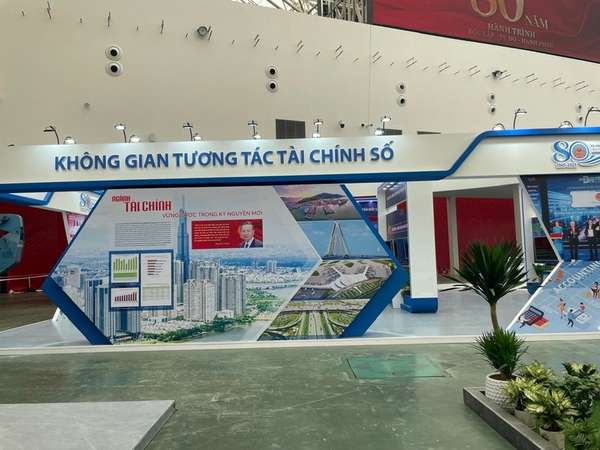 Khách tham quan sẽ được tiếp cận những tư liệu trực quan về chuyển đổi số trong quản lý thuế, hải quan, kho bạc, bảo hiểm, thu hút nguồn lực đầu tư. ddb46fee7675fe2ba764.jpg