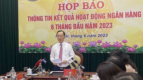 Phó Thống đốc Thường trực Đào Minh Tú phát biểu tại cuộc họp báo.