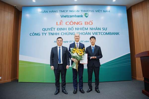 Đ/c Nguyễn Thanh Tùng – Bí thư Đảng Ủy – Chủ tịch HĐQT Vietcombank (ngoài cùng bên trái) cùng đ/c Lê Mạnh Hùng – Chủ tịch HĐTV VCBS (ngoài cùng bên phải) trao Quyết định và tặng hoa chúc mừng đ/c Trần Việt Hưng – Phó Tổng Giám đốc phụ trách điều hành