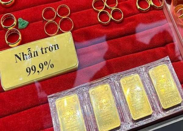 Giá vàng hôm nay 10/5/2024: Nguyên nhân khiến người dân xếp hàng dài chờ mua vàng dù giá trên đỉnh