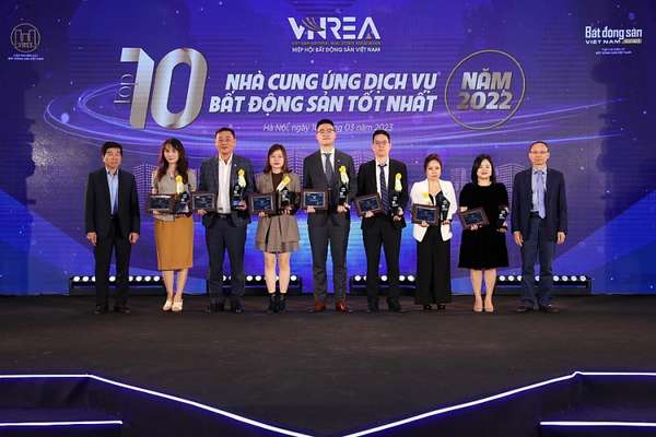 à Nguyễn Thị Thu Quỳnh, Phó Giám đốc Trung tâm nghiên cứu và quản lý sản phẩm Công ty Cổ phần Tập đoàn Meey Land nhận giải thưởng tại Lễ vinh danh (đứng thứ ba từ phải sang)
