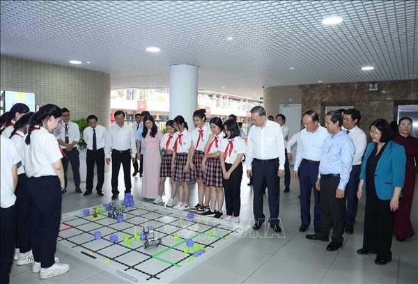 Tổng Bí thư Tô Lâm: Thúc đẩy đổi mới sáng tạo, chuyển đổi số trong trường học, không để học sinh nào bị bỏ lại phía sau- Ảnh 6. Tổng Bí thư Tô Lâm: Thúc đẩy đổi mới sáng tạo, chuyển đổi số trong trường học, không để học sinh nào bị bỏ lại phía sau- Ảnh 6.