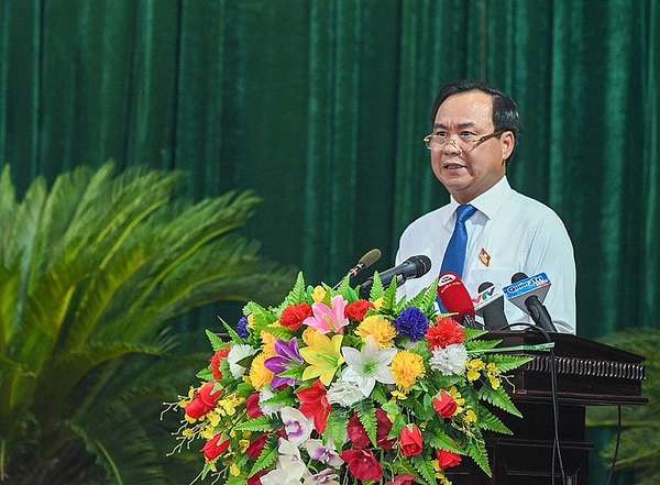 Chủ tịch Ủy ban nhân dân tỉnh Quảng Trị Võ Văn Hưng trình bày báo cáo tại phiên họp. (Ảnh: DUY LINH)