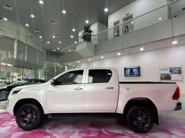 Giá xe Toyota Hilux mới nhất tháng 8/2023: Tăng gần 200 triệu đồng