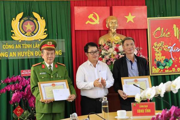 Lâm Đồng: Khen thưởng lực lượng Công an vì đã nhanh chóng phá vụ án cướp ngân hàng