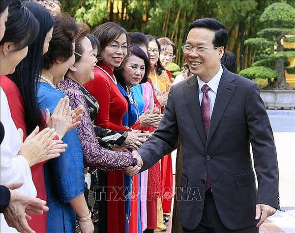Chủ tịch nước Võ Văn Thưởng gặp mặt các nữ doanh nhân tiêu biểu đến từ nhiều tỉnh, thành phố trong cả nước, là thành viên của Hiệp hội Nữ doanh nhân Việt Nam - Ảnh: TTXVN