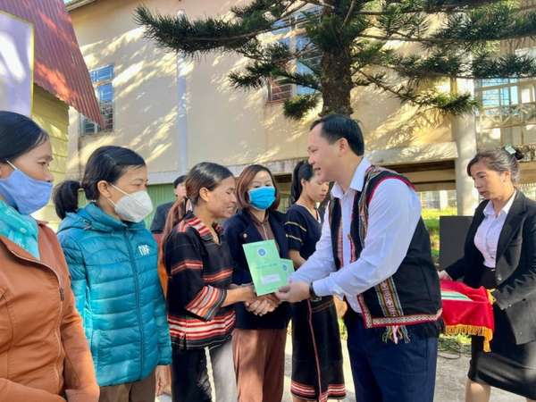 Phó Tổng Giám đốc BHXH Việt Nam Chu Mạnh Sinh trao sổ BHXH, thẻ BHYT đến bà con xã Biển Hồ, TP.Pleiku (Gia Lai)