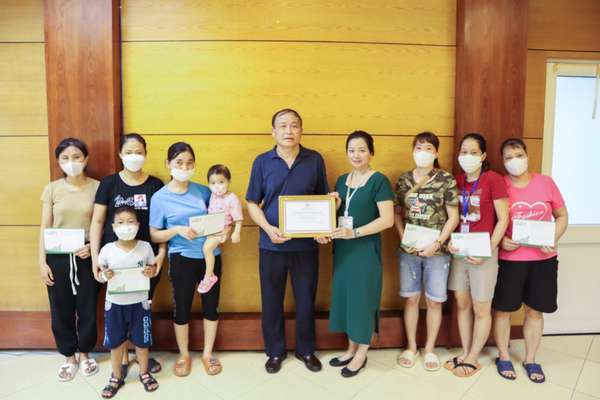 Tạp chí điện tử Kinh tế Chứng khoán Việt Nam và Quỹ Tầm Vóc Việt trao quà cho các bệnh nhân tại Bệnh viện Nhi Trung ương